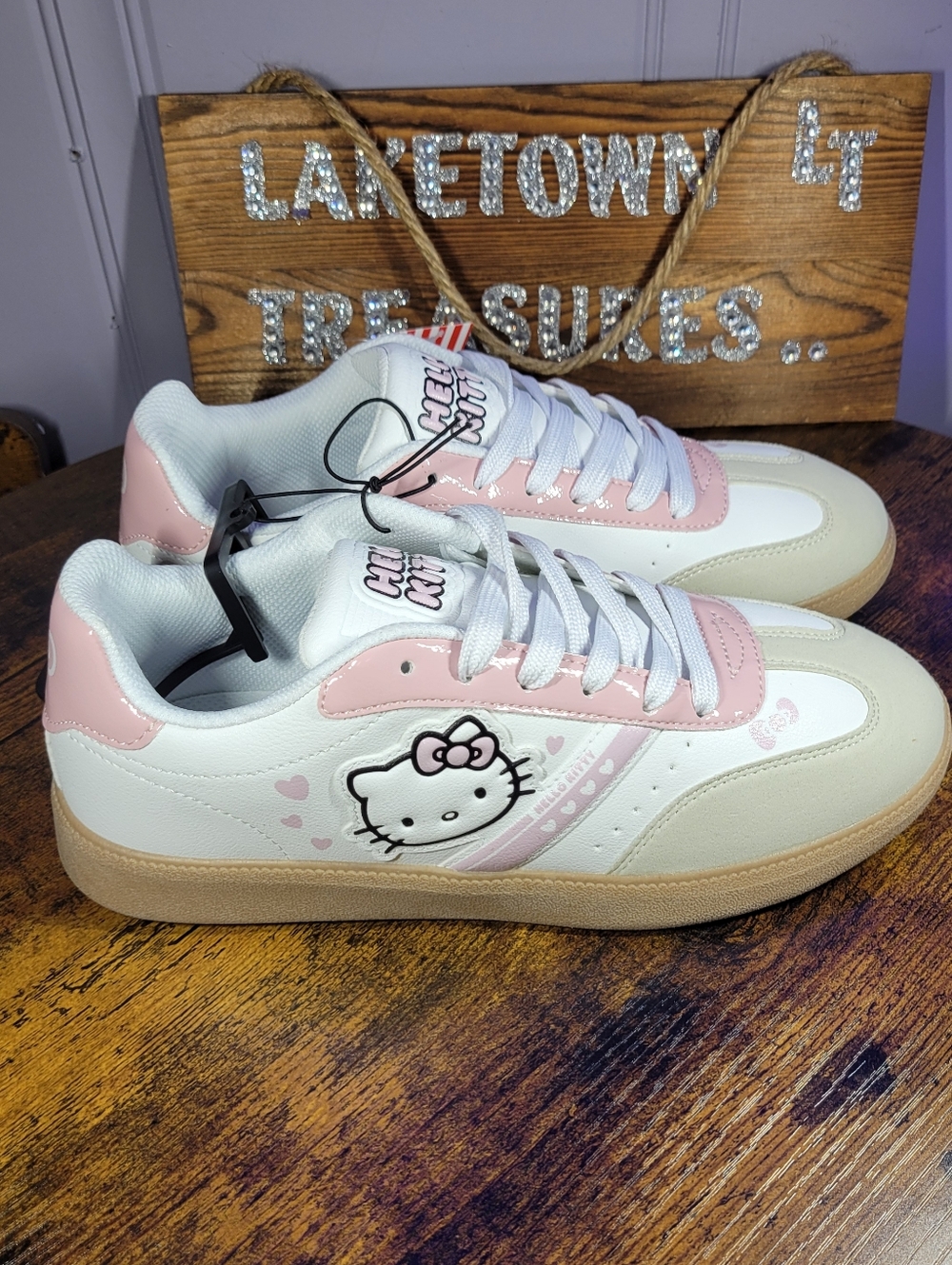 Hello Kitty White Pink Low-Profile Graphic Sneakers ladies size 9